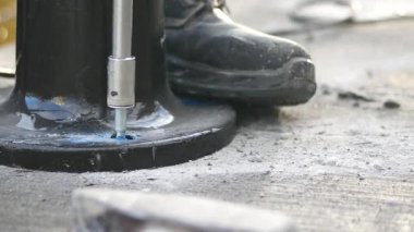 İnşaat işçisi inşaat alanında beton yüzeyi matkapla delmiş..