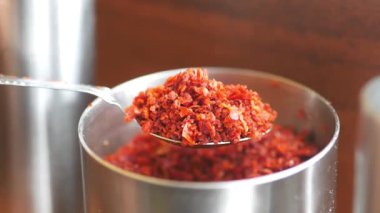 Yemeklere lezzet katmaya hazır ezilmiş kırmızı çeşnili yakın plan..