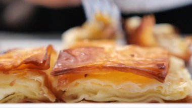 Yerel fırında servis edilen lezzetli Türk çorbası katmanları..