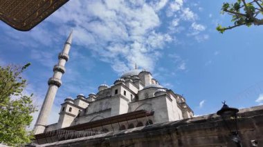 Berrak bir gökyüzü altında karmaşık mimarisi olan çarpıcı bir cami keşfedin..