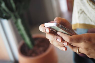 Bireyler bir bitkinin yanında dururken akıllı telefonla iletişim kurarlar..