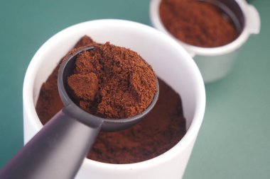 Kahve demlemek için konteynırdan öğütülmüş kahveyi ölçüyorum..