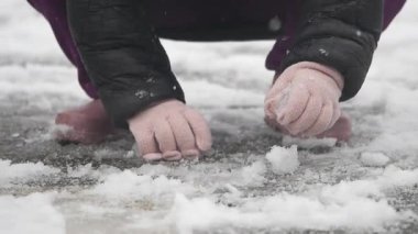Bireyler kardan hoşlanırlar, açık havada çıplak elle resim yaparlar..