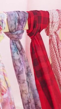 Değişik renkte eşarplar ve desenler dükkandaki bir gösteriden sarkıyor..