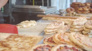 Becerikli eller, kalabalık bir pazarda lezzetli fırınlanmış eşyalar yaratır..