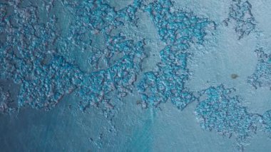 Yakın plan, yüzeydeki karmaşık mavi boya izlerini ortaya çıkarıyor..