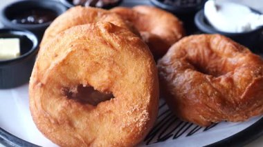 Taze hamur işleri, altın sarısı ve tatlı, son derece sıcak ve lezzetli.