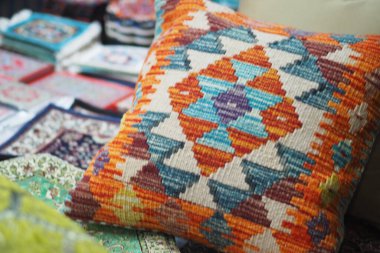 Canlı, desenli yastık gündüzleri yerel bir markette sergileniyor..