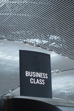 Modern havaalanı terminalinde Business Class tabelası asılı..