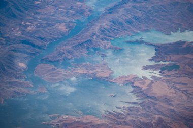 Havadan bakıldığında, dağ sırtlarında yuva yapmış büyük bir göl görülüyor..