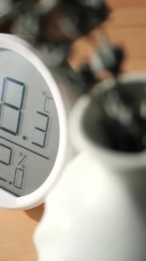 Bir dijital aygıt ev ortamında sıcaklık ve nem gösterir.