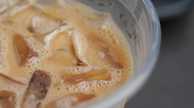 Yazın dışarıda dinlenirken ferahlatıcı bir buzlu kahve yudumlamak..