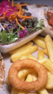 Altın kızartmalı, taze salatalı ve çıtır çıtır bir tabağın tadını çıkarın..