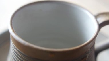 Bir fincana çay dolduruyorum. ,