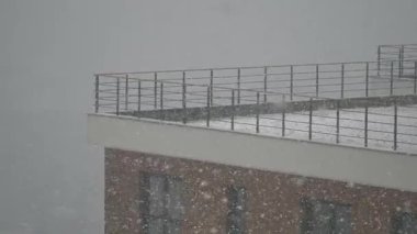 Şiddetli kar damlara yağıyor, sakin bir kış ortamı yaratıyor..