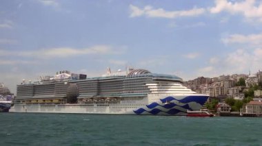 Istanbuls limanındaki rıhtımda büyük bir yolcu gemisi dinleniyor..