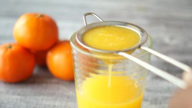 Meyve suyu yapmak için portakal sıkma sürecinin tadını çıkarın..