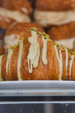 Krema serpiştirilmiş ve fındık serpiştirilmiş bir hamur işi..