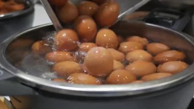 Yumurtalar mutfak istasyonunda yemek pişirmek için kaynar suya konur..