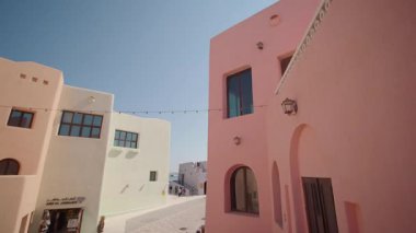 Katar Doha 12 Şubat 2025, Doha 'daki canlı mimariyi ve büyüleyici sokakları keşfedin.