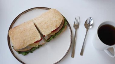 Taze hazırlanmış sandviç, sebze ve kahvenin tadını çıkarın..