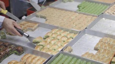 Kalabalık bir markette lezzetli bir baklava çeşitliliği..