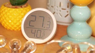 İçerideki sıcaklık ve nemi dijital ekranla görüntüle.