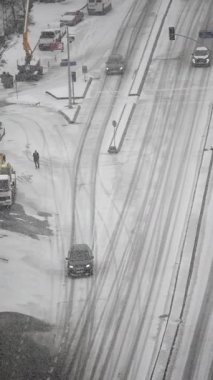 Kış fırtınası şehri örterek trafik gecikmelerine ve yol sorunlarına yol açıyor.