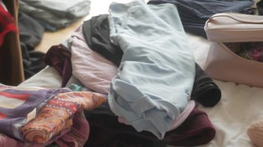 Düzenli bir yatak odası oluşturmak için düzgün katlama ve düzenleme.
