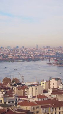 İstanbul 'un şehir, nehir ve hareket halindeki teknelerini gösteren uzak görüntüsü.