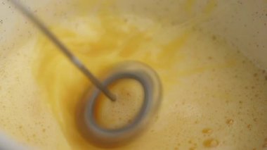 Hafifçe yumurta çırpma ve kabarık omlet yapma sanatında ustalaştım..