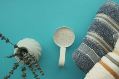 Yumuşak havlular ve arka planda yıkama gücü .