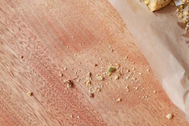 Kırıntılar ahşap bir yüzeyi kaplıyor..