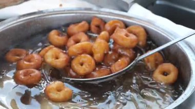 Öğleden sonra yerel bir markette Türk çöreği kızartıyorum..