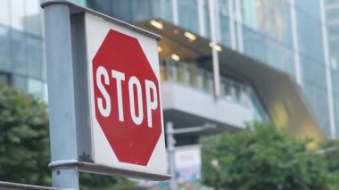 Modern mimarinin sergilendiği kentsel bir alanda belirgin bir dur işareti var..