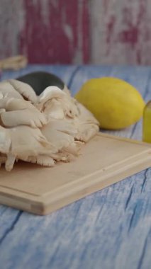 Limon ve zeytinyağı ile taze mantar dilimleme.