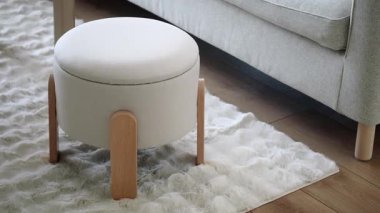Bu zarif, yuvarlak sedir minimalist oturma odası düzenini tamamlıyor..