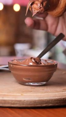 Yumuşak çikolatalı kruvasana uygulanır.