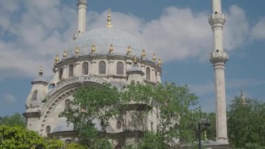 Uzun minareleri ve kubbesi olan tarihi bir cami videosu..