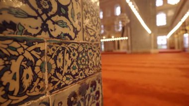 Güzelce işlenmiş fayanslar caminin içindeki dingin atmosferi vurgular..