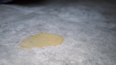 Yerde sıvı dökülmesi görüldü. Lekeleri önlemek için acil müdahale gerekiyor..