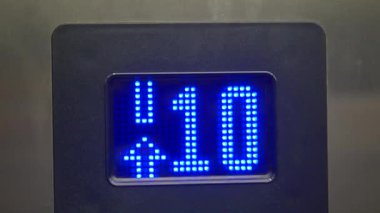 Dijital görüntü şu anki 10. katı ve yönsel hareketi gösteriyor.