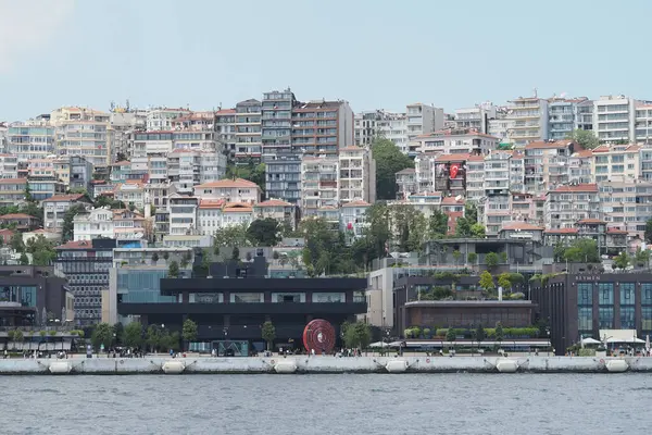 Modern mimari temiz mavi gökyüzüne karşı rıhtımı çiziyor..
