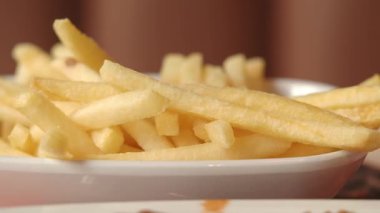 Popüler bir lokantada yenmiş patates kızartmasının tadını çıkarın..