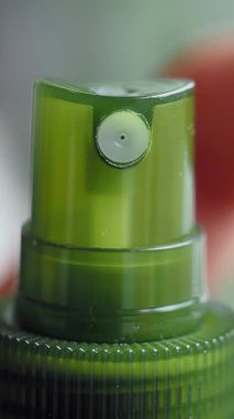 Yeşil sprey sprey kapağının kapağını kapat..