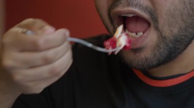 Akşamları sıcacık bir restoranda lezzetli bir tatlının tadını çıkarıyorum..