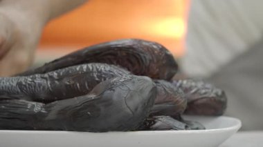  Mutfakta ızgara siyah patlıcan..