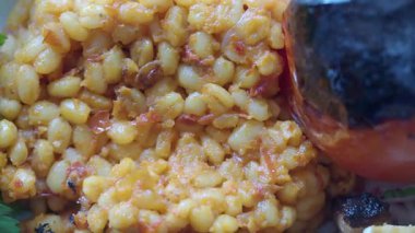 Lezzetli ev yapımı bulguru tabakta servis edilir.,