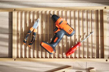 Çeşitli aletler, güneş ışığıyla aydınlatılan ahşap bir yüzeyde düzgünce sergilenir..