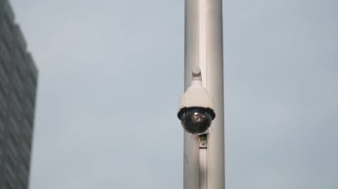 Bir güvenlik kamerası şehir ortamında çevreyi gözlüyor.
